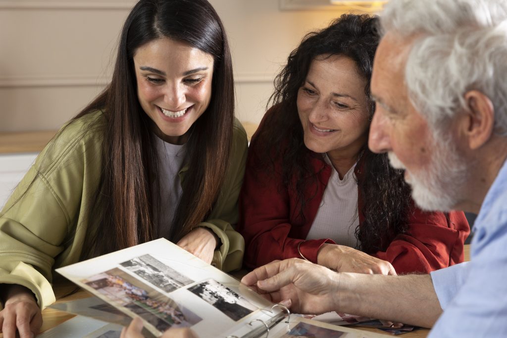 deux filles et un grand-père devant la biographie familial